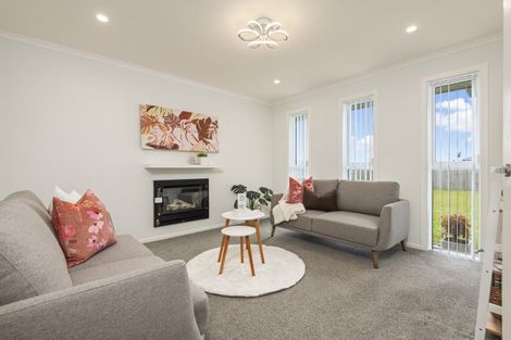 Photo of property in 13 Mediterranean Grove, Fitzherbert, Palmerston North, 4410