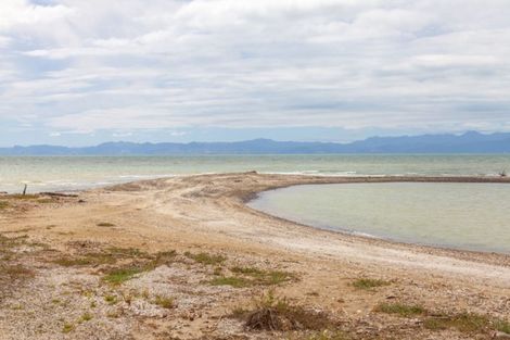 Photo of property in 16 Mylindas Road, Whakatiwai, Miranda, 2473