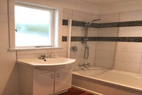 Photo of property in 4 Harding Avenue, Te Atatu South, Auckland, 0610