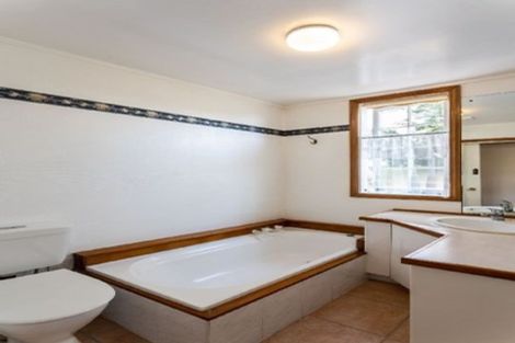 Photo of property in 475 Glenfield Road, Glenfield, Auckland, 0629