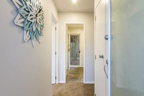 Photo of property in 17 Wanita Place, Totara Vale, Auckland, 0629