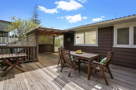 Photo of property in 24 Manhattan Heights, Glendene, Auckland, 0602