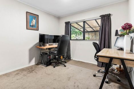 Photo of property in 21 Waterview Road West, Stanley Point, Auckland, 0624