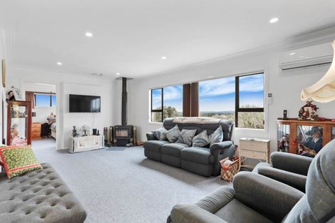 Photo of property in 34 Hobsonville Road, West Harbour, Auckland, 0618