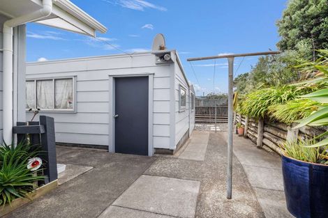 Photo of property in 2 Rangiora Street, Castlecliff, Whanganui, 4501