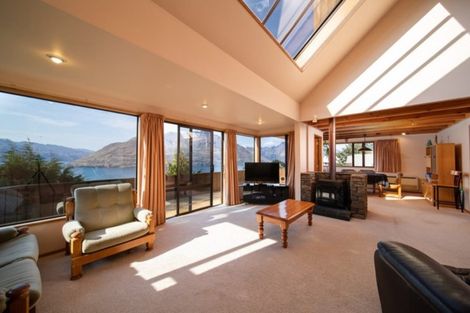 Photo of property in 128 Wynyard Crescent, Fernhill, Queenstown, 9300