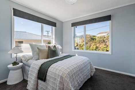 Photo of property in 32 Brooker Grove, Newlands, Wellington, 6037