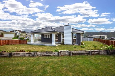 Photo of property in 2 Grace Cove, Aotea, Porirua, 5024