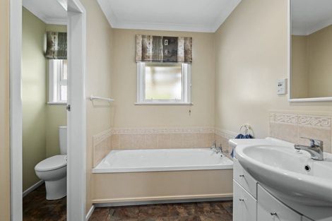 Photo of property in 11 Oxford Street, Marton, 4710