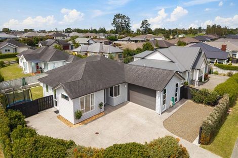 Photo of property in 1 Aporo Drive, Kumeu, 0810