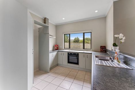 Photo of property in 29 James Nairn Grove, Riverstone Terraces, Upper Hutt, 5018