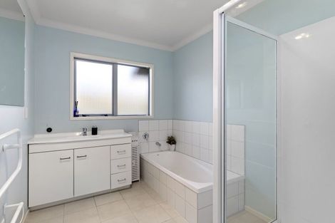 Photo of property in 20 Ronald Scott Grove, Riverstone Terraces, Upper Hutt, 5018