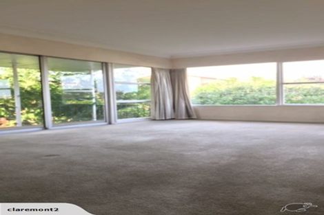 Photo of property in 24 Holdaway Avenue, Northcote, Auckland, 0627