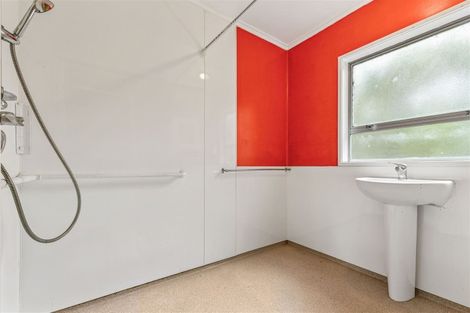 Photo of property in 16 Springside Place, New Lynn, Auckland, 0600