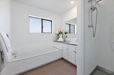 Photo of property in 2/27 Knightsbridge Drive, Forrest Hill, Auckland, 0620