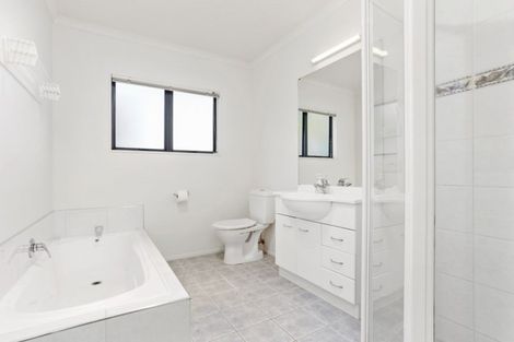 Photo of property in 4 Northcross Drive, Oteha, Auckland, 0632