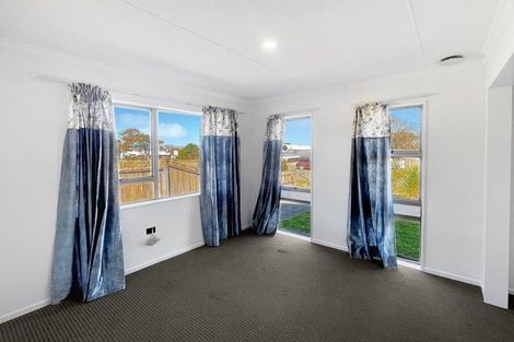 Photo of property in 11 Colonial Place, Kelvin Grove, Palmerston North, 4414