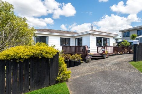 Photo of property in 3 Loughanure Place, Massey, Auckland, 0614