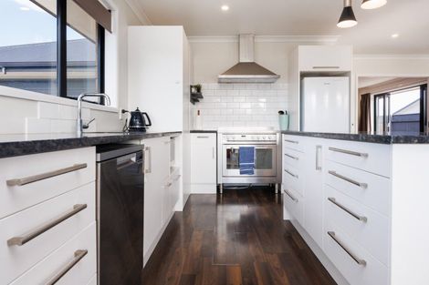 Photo of property in 35 Chestnut Close, Kelvin Grove, Palmerston North, 4414