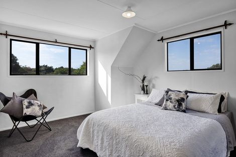 Photo of property in 11 Finer Place, Hawera, 4610