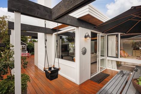 Photo of property in 11 Chilton Grove, Hokowhitu, Palmerston North, 4410