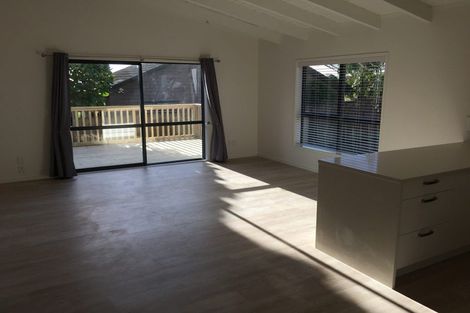 Photo of property in 2/48 Sunset Road, Unsworth Heights, Auckland, 0632