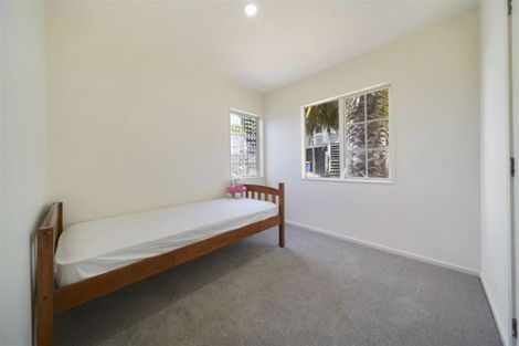 Photo of property in 1b Highgrove Lane, Totara Vale, Auckland, 0632