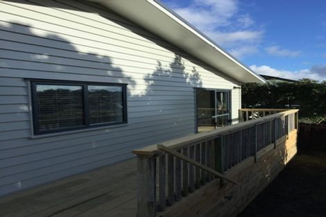 Photo of property in 2/48 Sunset Road, Unsworth Heights, Auckland, 0632