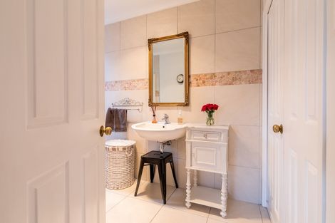 Photo of property in 48 Eastglen Road, Glen Eden, Auckland, 0602