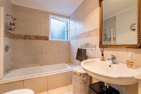 Photo of property in 48 Eastglen Road, Glen Eden, Auckland, 0602