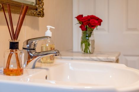 Photo of property in 48 Eastglen Road, Glen Eden, Auckland, 0602