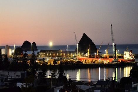 Photo of property in 9 South Road, Moturoa, New Plymouth, 4310