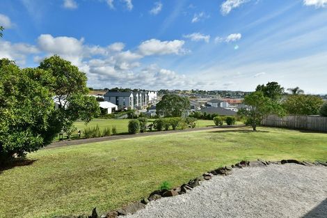 Photo of property in 12 Tawhana Crescent, Red Beach, 0932