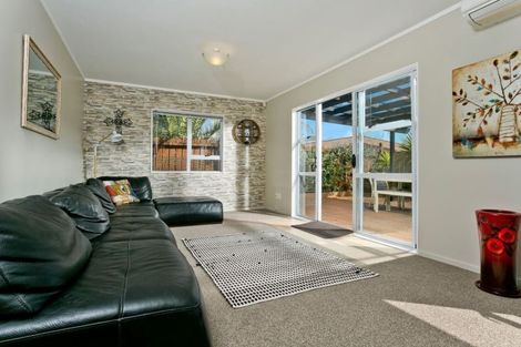 Photo of property in 2/1 Caribbean Drive, Unsworth Heights, Auckland, 0632