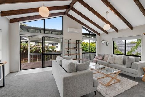 Photo of property in 2/15 Tetrarch Place, Totara Vale, Auckland, 0629