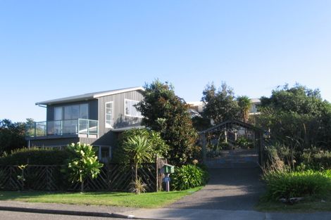 Photo of property in 51 Field Way, Waikanae Beach, Waikanae, 5036