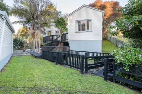 Photo of property in 48 Eastglen Road, Glen Eden, Auckland, 0602