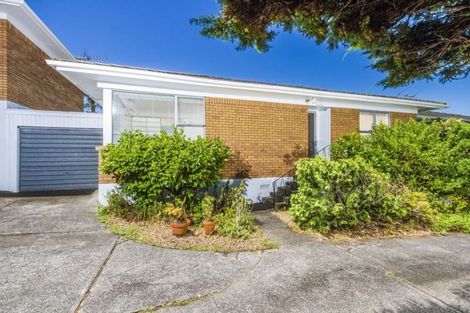 Photo of property in 2/8 Tobruk Crescent, Milford, Auckland, 0620