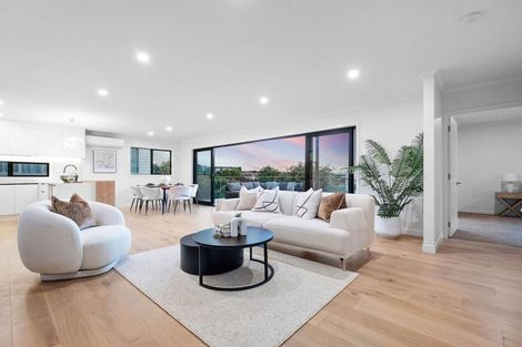 Photo of property in 20 Baulcomb Parade, Windsor Park, Auckland, 0632