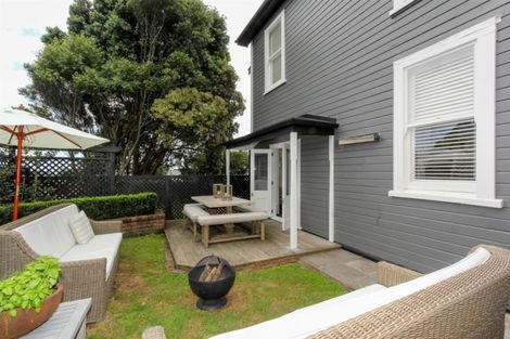 Photo of property in 28 Waiwaka Terrace, Strandon, New Plymouth, 4312