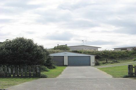 Photo of property in 11 James Street, Waikawa Beach, Manakau, 5573