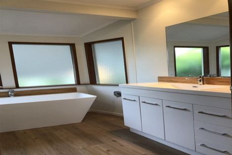 Photo of property in 16 Aplin Place, Birkdale, Auckland, 0626