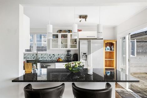 Photo of property in 83 Onewa Road, Northcote, Auckland, 0627