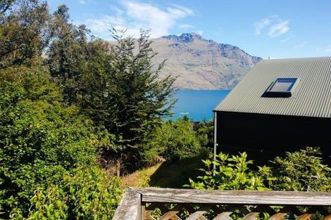 Photo of property in 8 Evergreen Place, Sunshine Bay, Queenstown, 9300