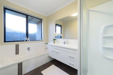 Photo of property in 82 Carrington Drive, Papamoa Beach, Papamoa, 3118