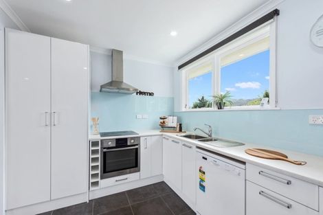 Photo of property in 18 Delaney Drive, Stokes Valley, Lower Hutt, 5019
