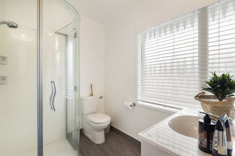 Photo of property in 8 Riviera Place, Hauraki, Auckland, 0622