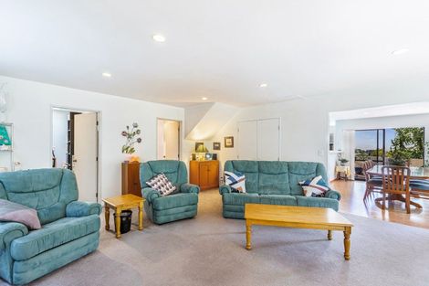 Photo of property in 2/7 Calypso Place, Rothesay Bay, Auckland, 0630