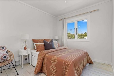 Photo of property in 12 Tindalls Bay Road, Tindalls Beach, Whangaparaoa, 0930