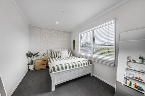 Photo of property in 2/143a Wiseley Road, West Harbour, Auckland, 0618